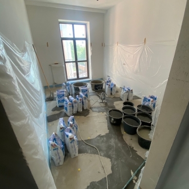 Приготовление раствора перед заливкой основания пола